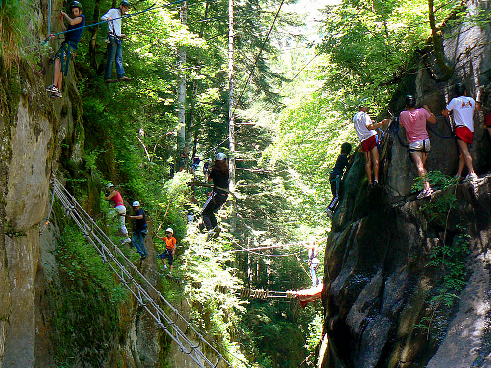 12 personnes faisant du parcours aventure et de la tyrolienne en fôret à St lary Soulan