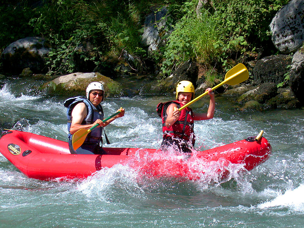 2 personnes font canoe gonflable hotdog