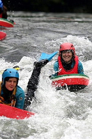 jenes filles faisant de l'hydrospeed