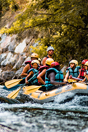 enfants faisant du rafting avec un moniteur