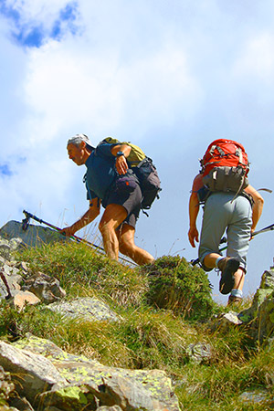 2 personnes font de la randonnée en montagne