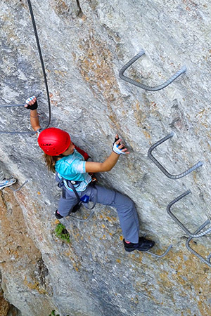 Jenne femme faisant de la via ferrata