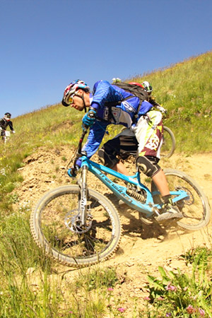 jeune homme descendant de la montagne à VTT