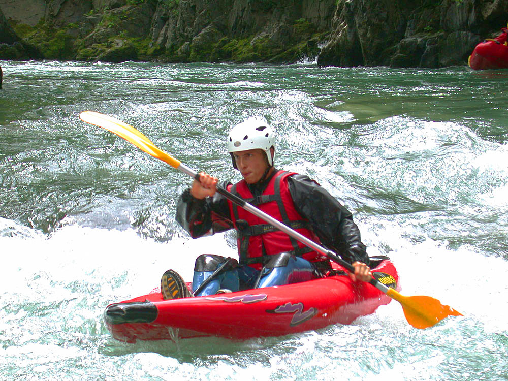 airboat kayak gonflable sur une rivière