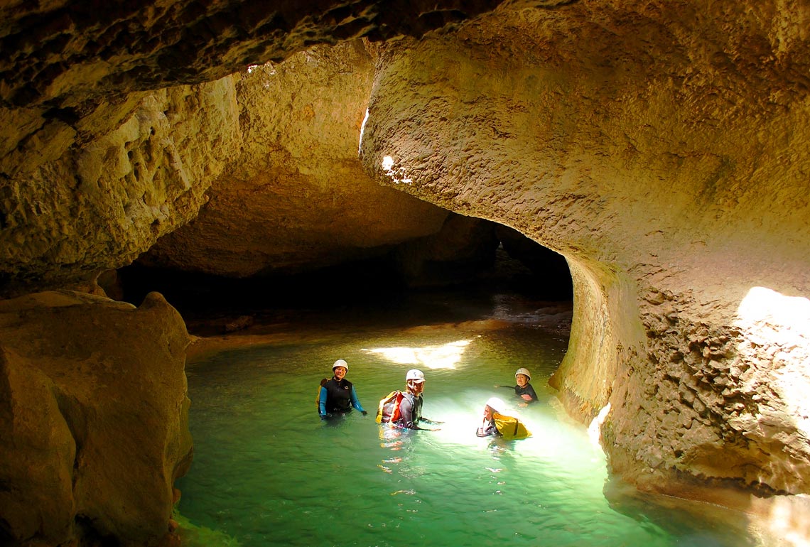 canyoning dans une grotte