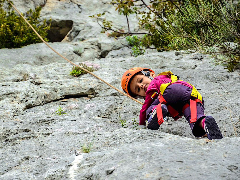 enfant faisant de l escalade à St Lary Soulan