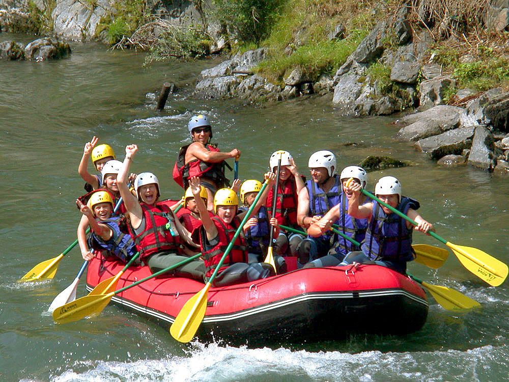 groupe descendant une rivière en rafting près de St Lary Soulan