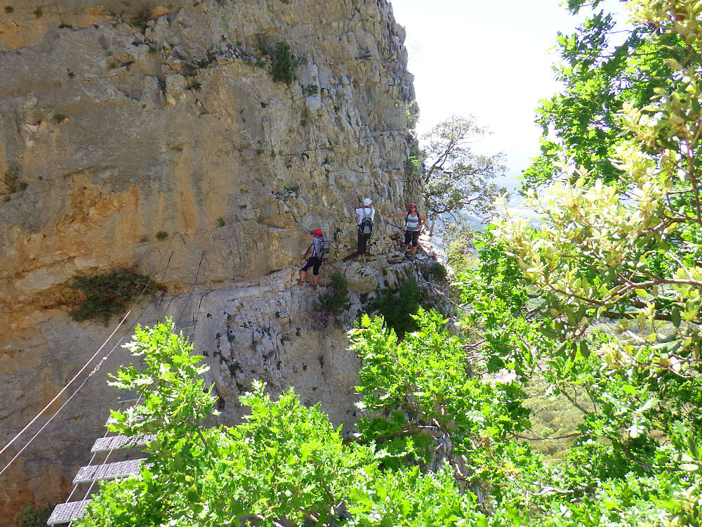 groupe faisant de la via ferrata