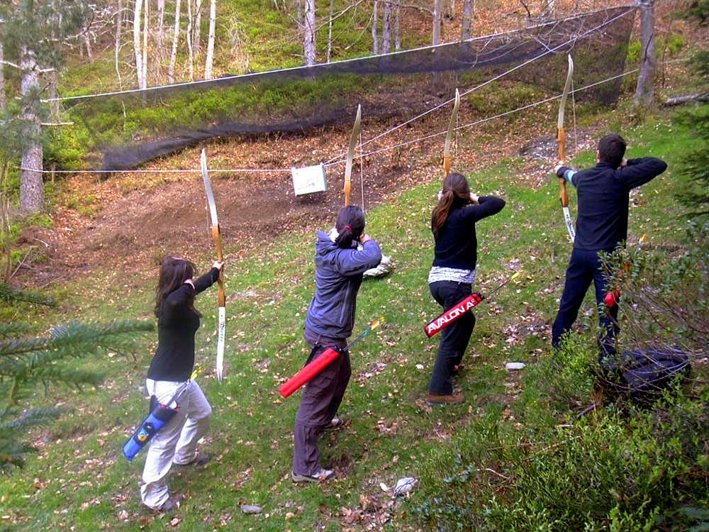 groupe tirant à l arc en forêt