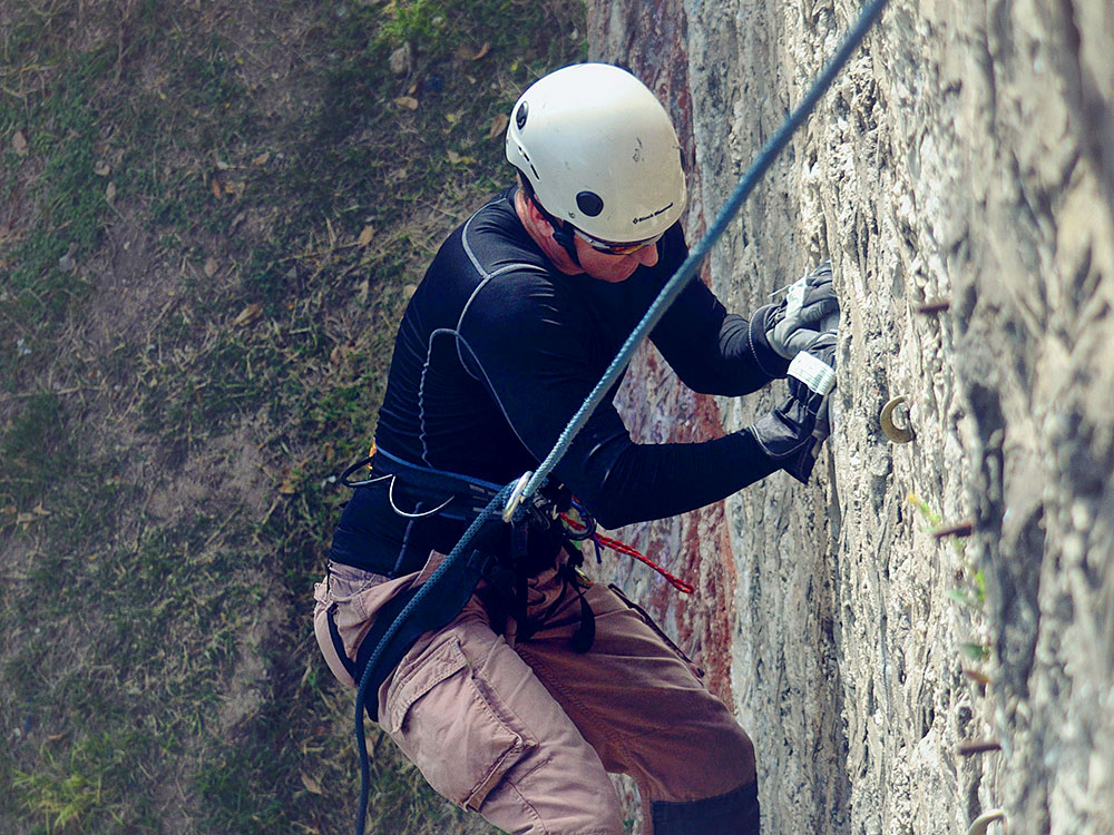 homme faisant de l escalade