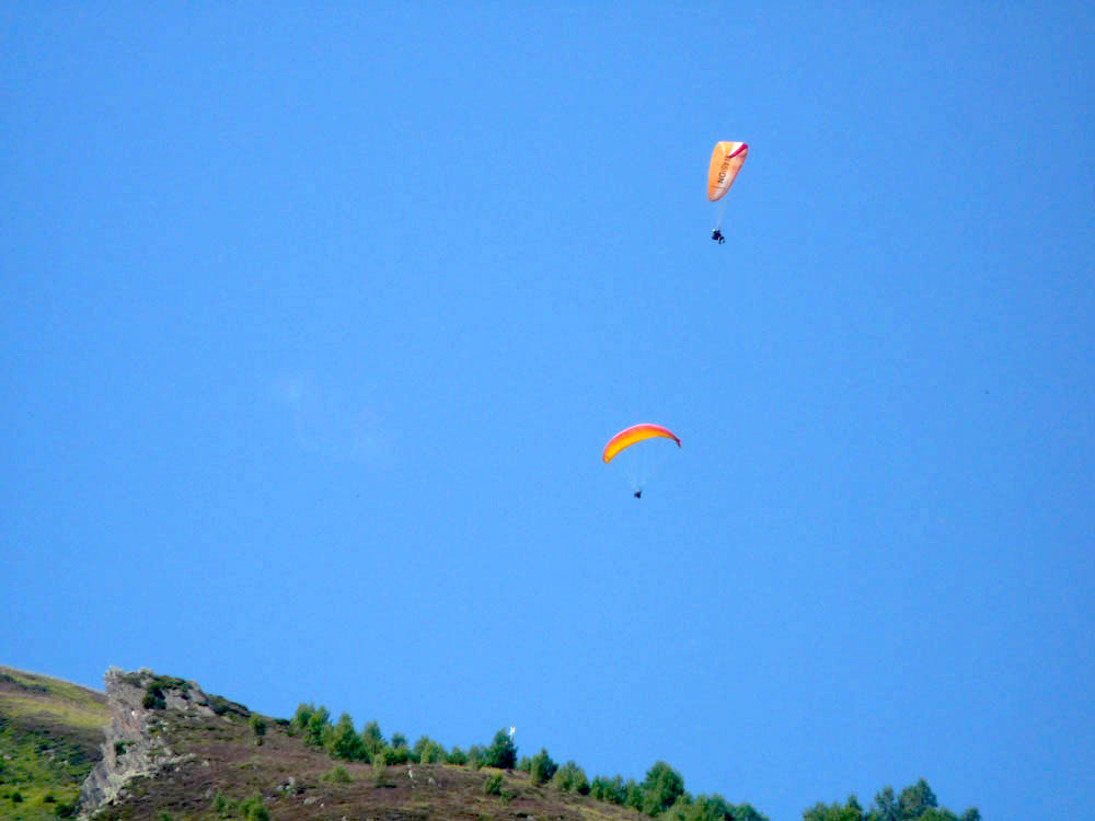 parapentes au dessus de St Lary Soulan