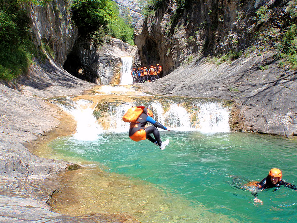 personne sautant dans leau dans un canyon