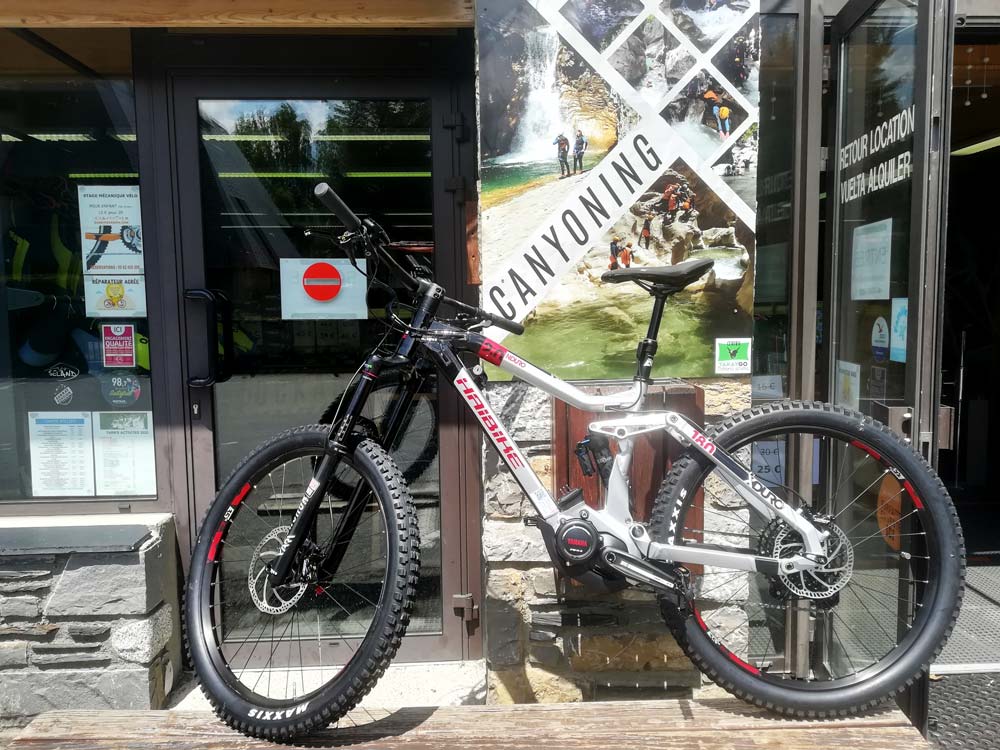 vtt électrique devant Sarrat à St Lary Soulan